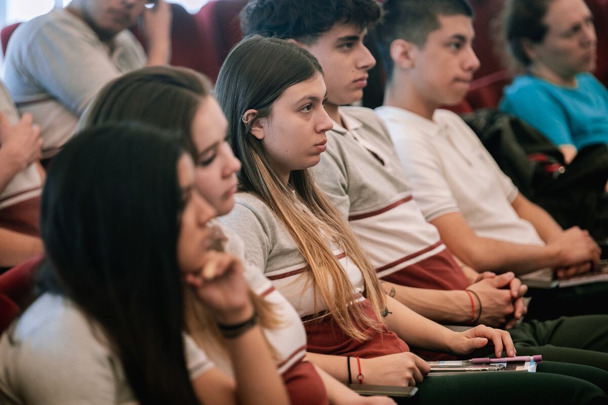 Los alumnos y alumnas recorrieron el edificio del Poder Legislativo en el marco de una visita guiada. (Foto: Comunicación Legislatura de Córdoba)