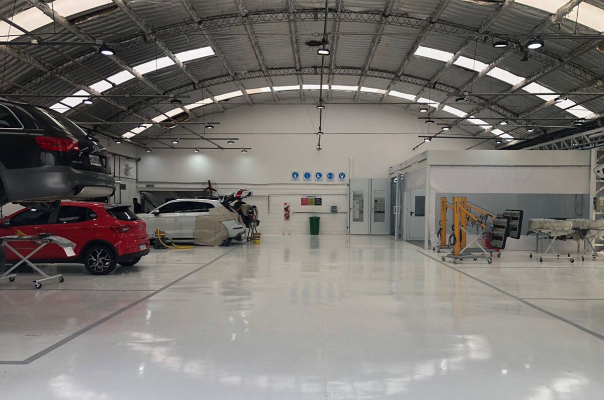 interior del nuevo taller de chapa y pintura multimarca de Maipú / Mundo Maipú