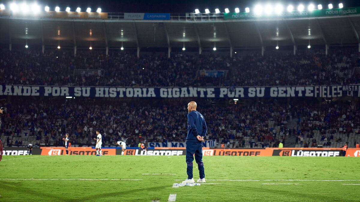 Pablo Guiñazú, DT de Talleres, en el partido ante Gimnasia, por la Liga Profesional. (Prensa Talleres)