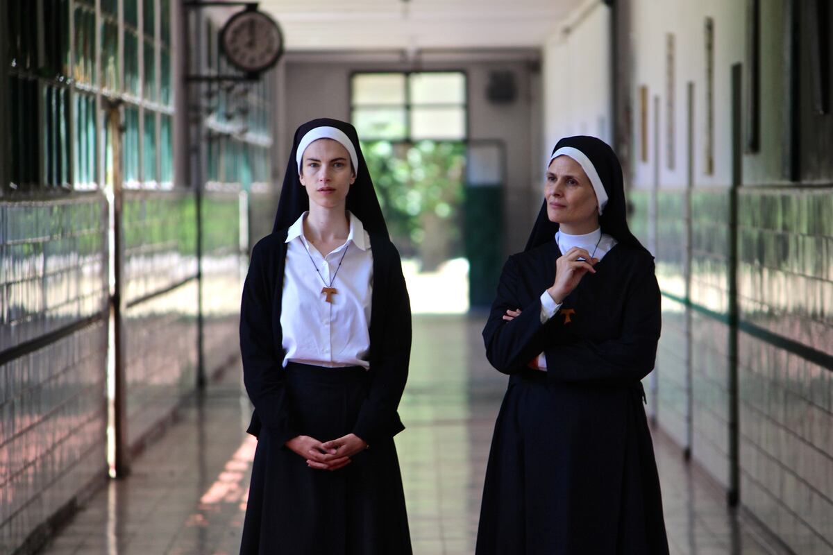 Caminemos Valentina. Paula Sartor y Ana Celentano, en una de las escenas de la película, que se rodó en Buenos Aires (Gentileza).