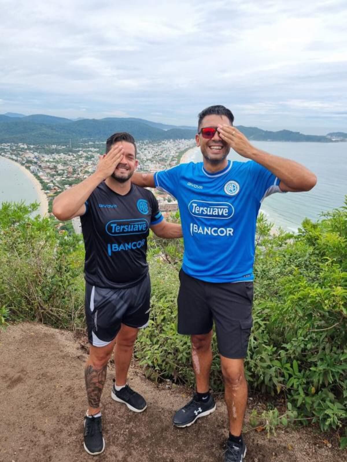 Miembros del grupo de WhatsApp llamado Piratas x el Mundo, que reúne a hinchas de Belgrano. (Gentileza de la cuenta de Instagram @pira7asxelmundo)