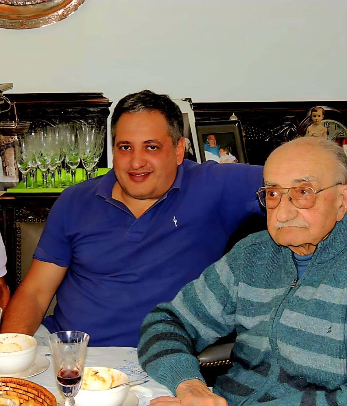 Andrés y su tío Rafael Coppa. Perdió a su papá cuando tenía un año y Rafael lo llevó por yacimientos de uranio y centrales nucleares. Fue un experto en el desarrollo nuclear de la Argentina. (Gentileza)