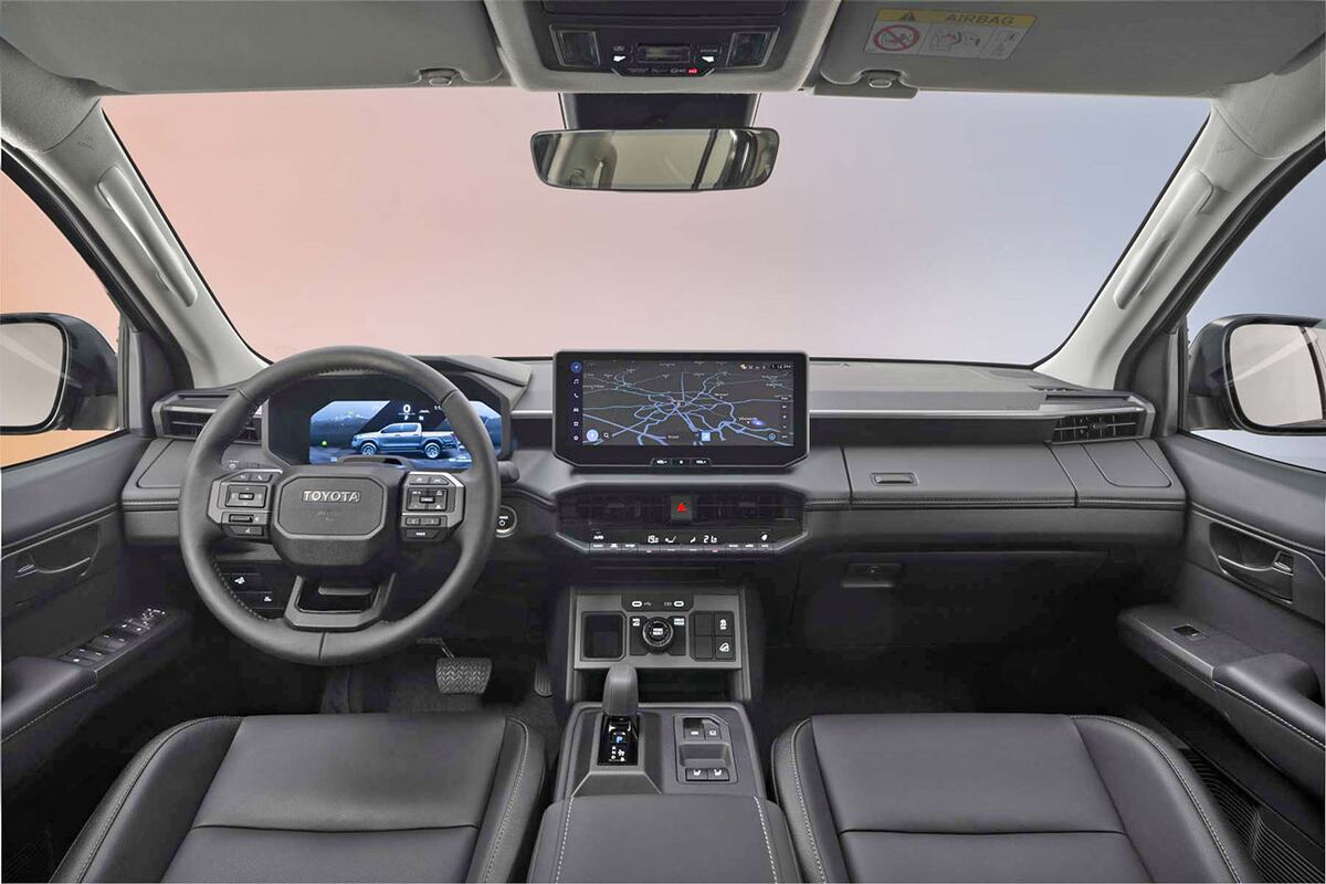 El puesto de mando está inspirado en el nuevo Land Cruiser, con una pantalla de 12,3’’.