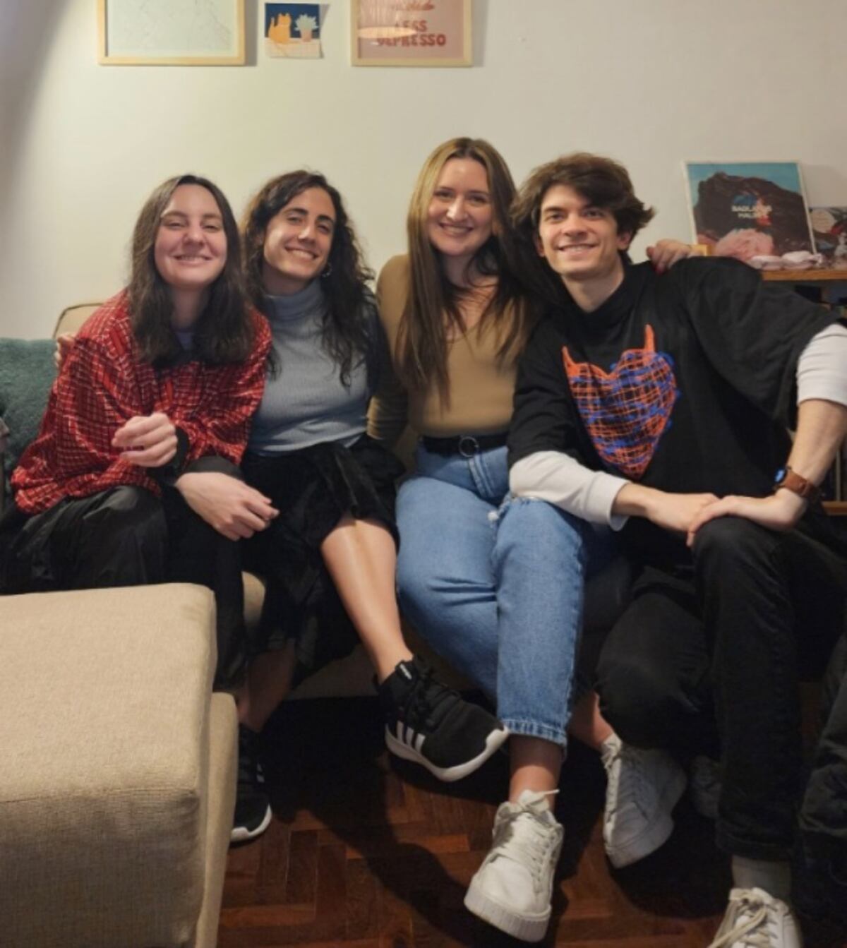 De izquierda a derecha, Victoria, Paula, Magdalena y Andrés, 13 años después. (Gentileza)