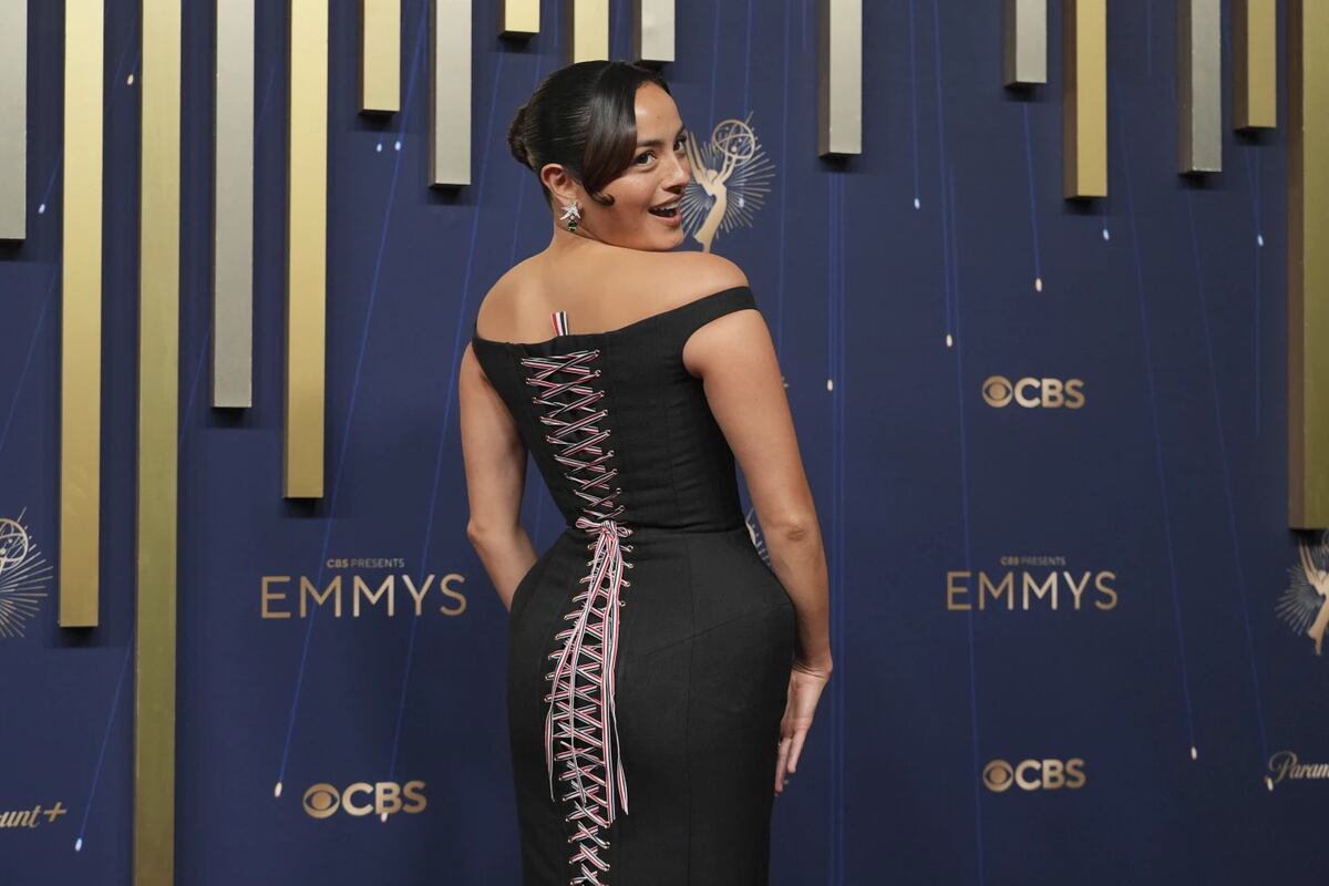Chase Sui Wonders, chispeante en la alfombra roja de los Emmy 2025. (AP)