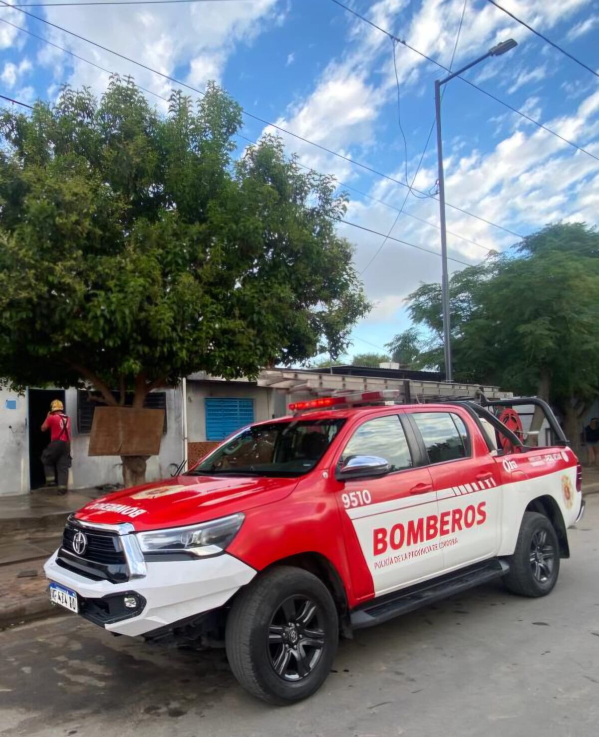 Un hombre sufrió quemaduras tras un incendio en su vivienda de barrio Sol Naciente.
