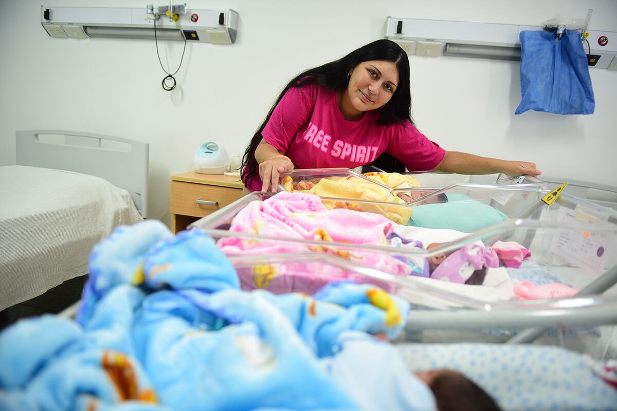 Lorena Quinteros (25), oriunda de Cruz del Eje, es la mamá de los trillizos. (José Gabriel Hernández / La Voz)