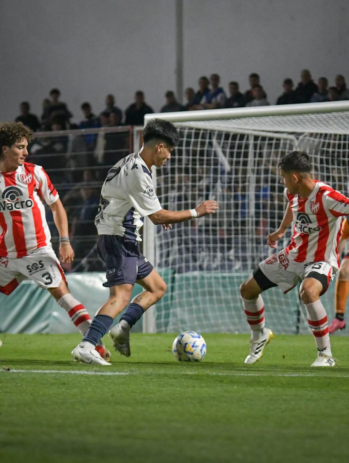 Santiago Sánchez, jugador de Talleres de Berrotarán, ante Instituto. (Gentileza Prensa Talleres de Berrotarán).