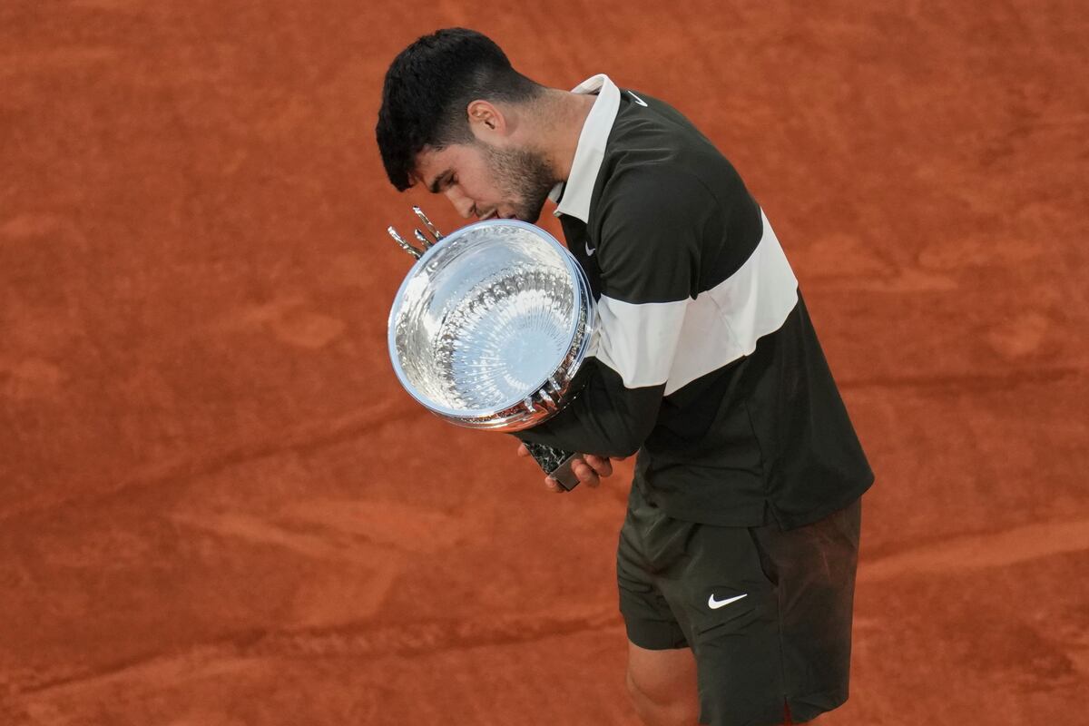 El look inspirado en el rugby de Carlos Alcaraz en Roland Garros (AP)