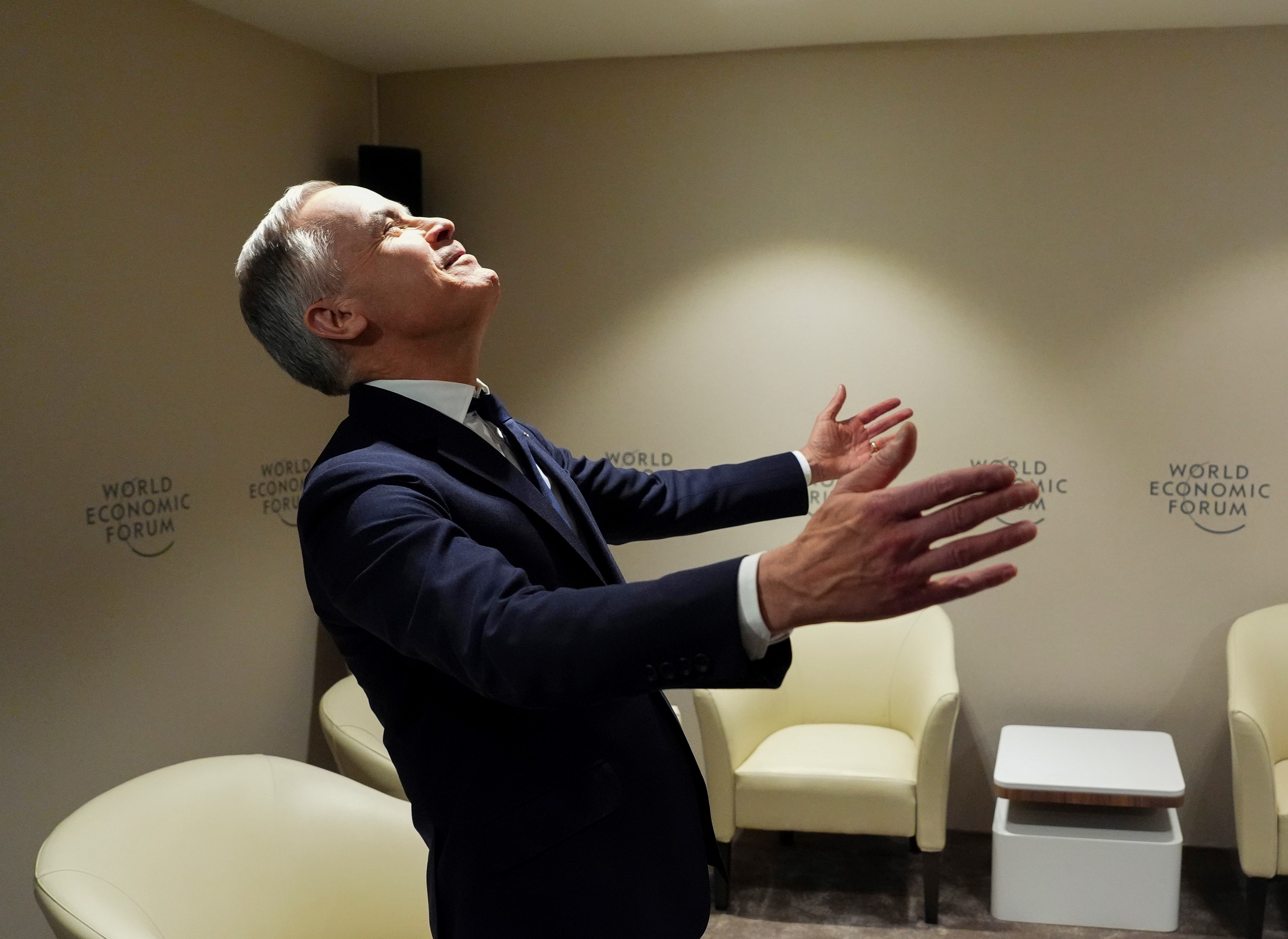 El primer ministro canadiense, Mark Carney, reacciona cuando el presidente francés, Emmanuel Macron, entra en la sala de reuniones del Foro Económico Mundial en Davos, Suiza, el martes 20 de enero de 2026. (Sean Kilpatrick/The Canadian Press vía AP)