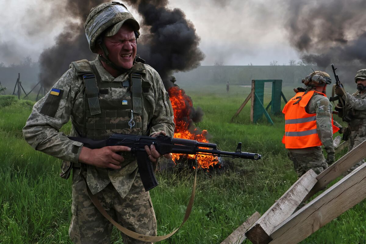En esta imagen proporcionada por el servicio de prensa de la 65ta Brigada Mecanizada de Ucrania, militares ucranianos entrenan en Zaporiyia, Ucrania, el lunes 26 de mayo de 2025.
(Andriy Andriyenko/el servicio de prensa de la 65ta Brigada Mecanizada de Ucrania, via AP)
