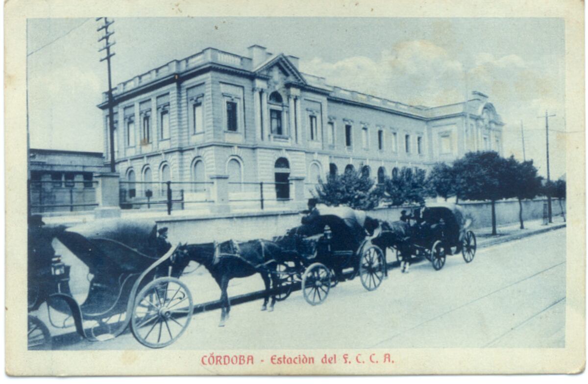 Mateos esperando la llegada de los pasajeros del ferrocarril.