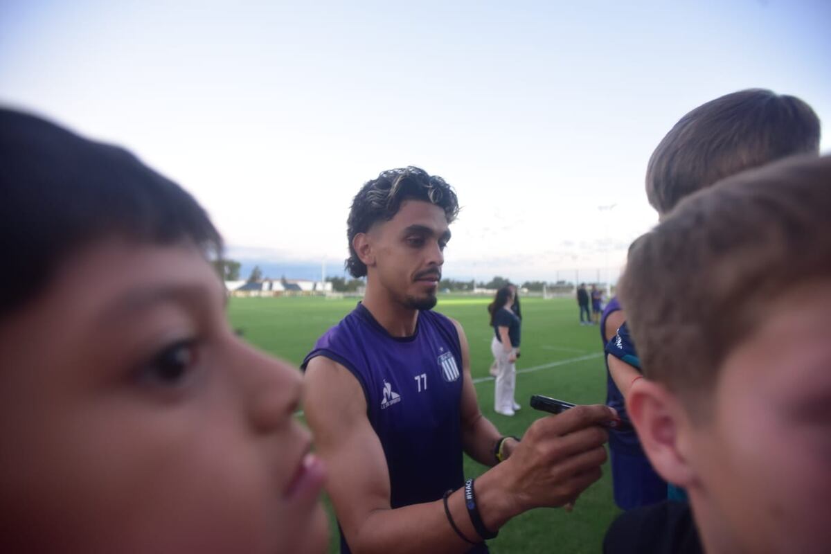 Talleres: el entrenamiento abierto reforzó el vínculo entre el plantel y su gente, en una tarde marcada por el viento y el aliento constante. (Javier Ferreyra / La Voz)