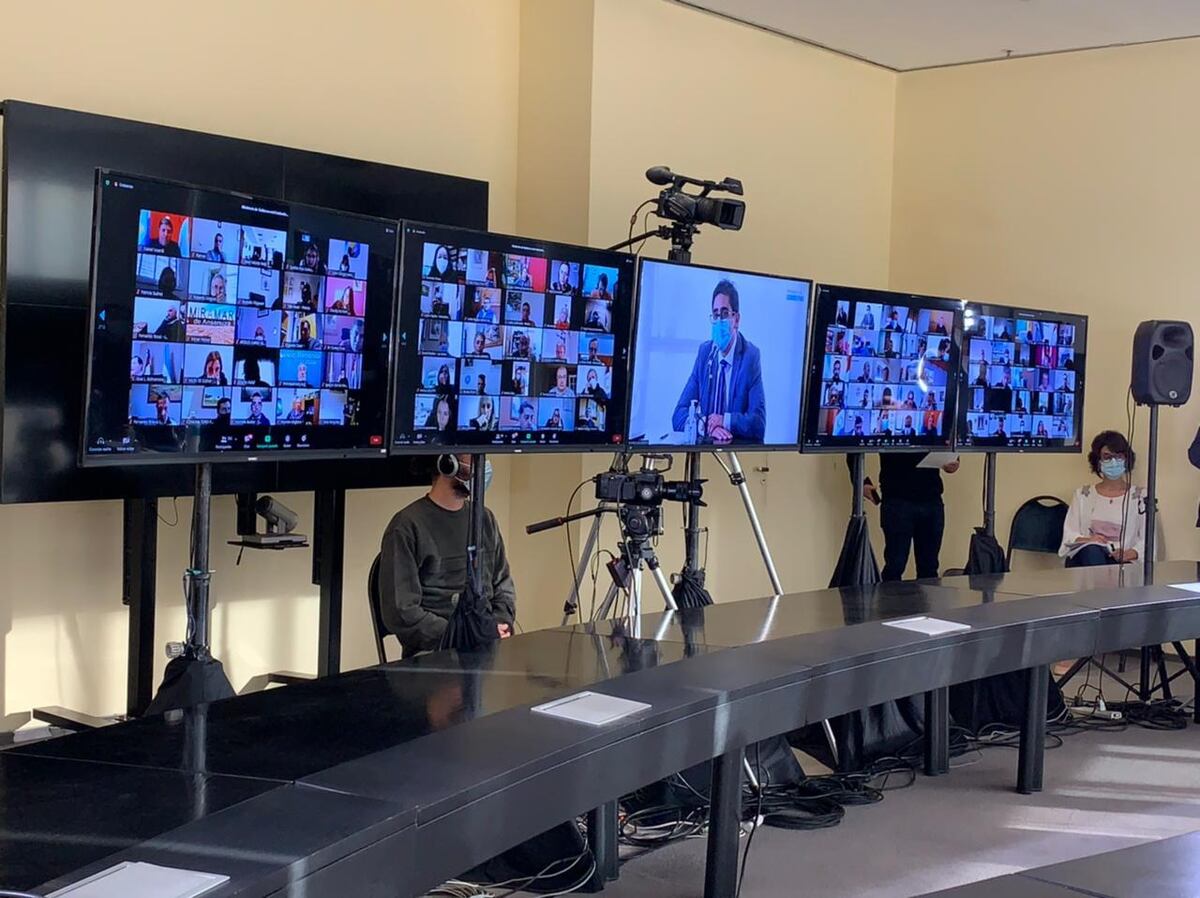 La reunión virtual entre los intendentes y jefes comunales y dos ministros del Gobierno provincial, este viernes. (Gobierno de Córdoba)