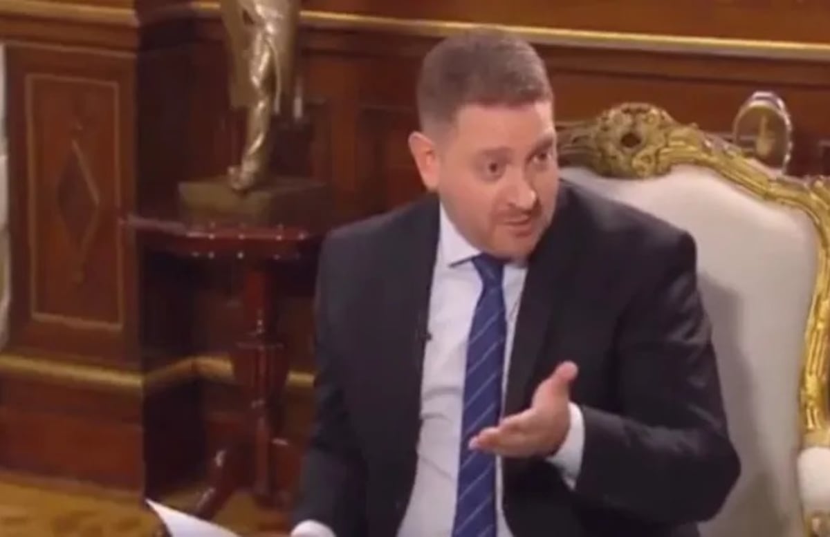 La reacción de Jonatan Viale ante la interrupción de Santiago Caputo (Captura).