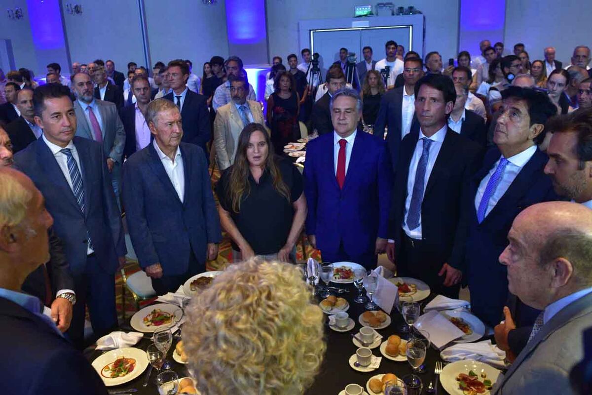 María Pía Astori, titular de la Fundación Mediterránea, en el último almuerzo de la entidad, rodeada por: el vicegobernador Manuel Calvo, Juan Schiaretti; Martín Llaryora; Marcos Brito (vice de la Mediterránea) y Carlos Melconian, economista director del Ieral. (Ramiro Pereyra)