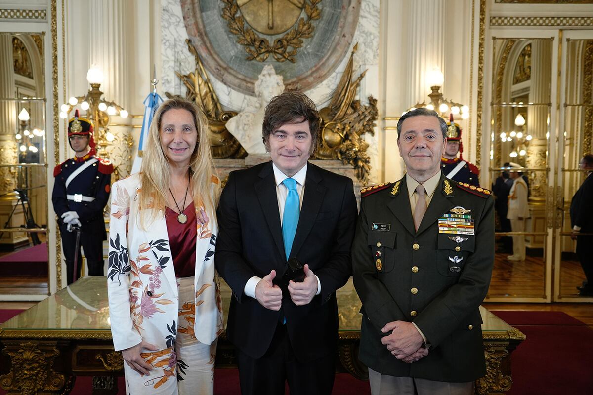 El Presidente Javier Milei tomó juramento al nuevo ministro de Defensa, Carlos Alberto Presti, en el Salón Blanco de la Casa Rosada. (Presidencia)