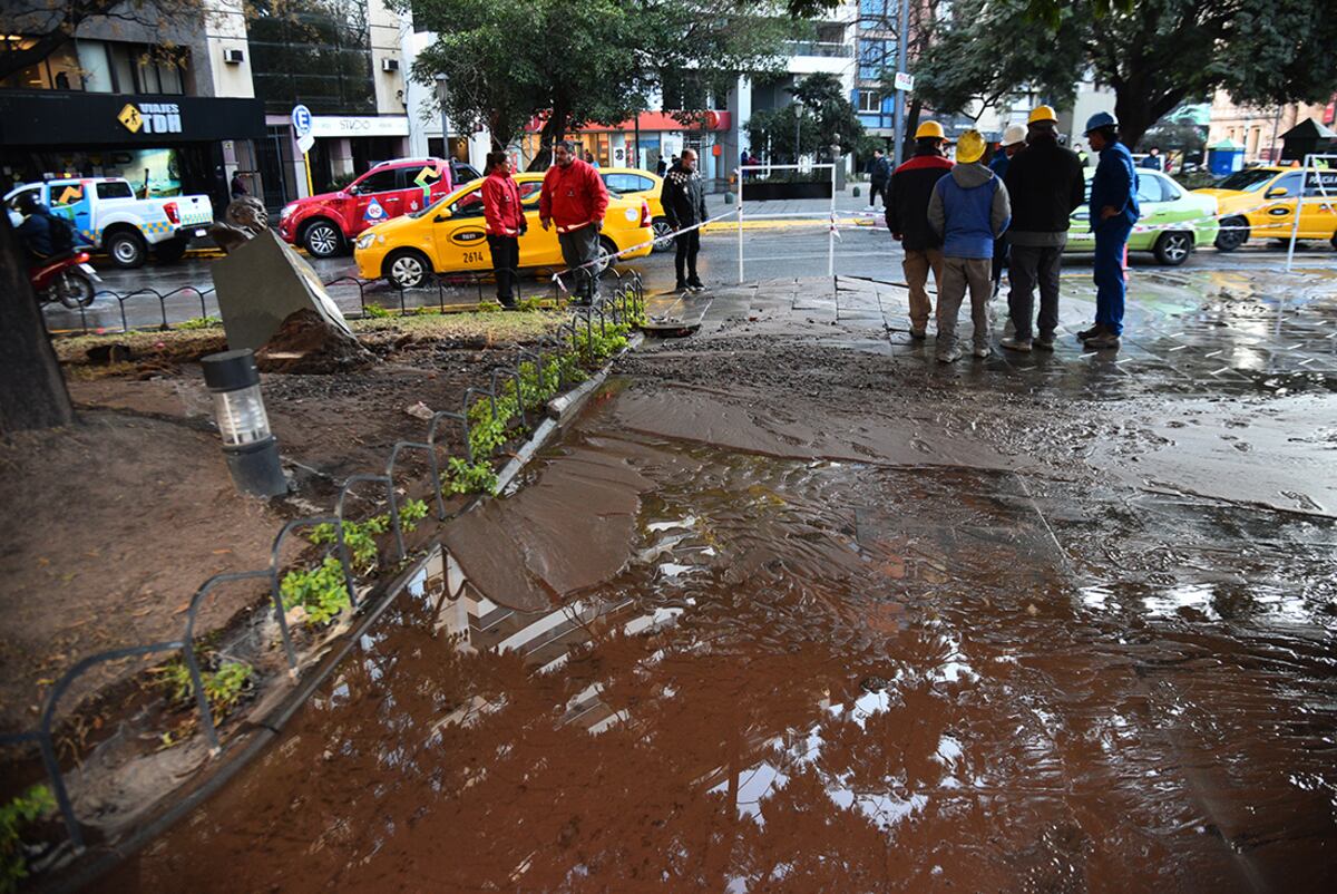 Caño roto al frente de Patio Olmos