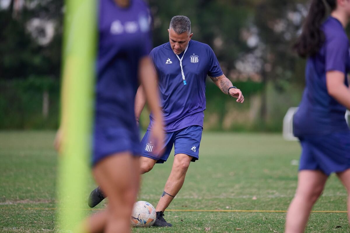 Carlos Casteglione, entrenador de Talleres femenino (Talleres)