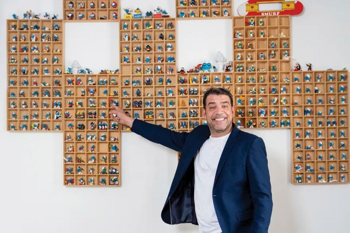Adrián Cormillot y su colección de Pitufos (Foto: Gentileza de Tadeo Jones para La Nación)
