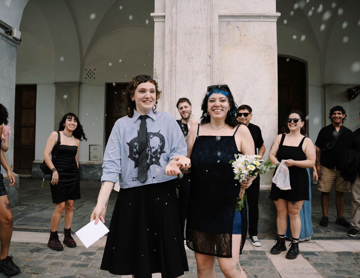La historia de amor de Luna Torres Ferreyra (26) y Ángela Zamora (24) quedó sellada el 20 de diciembre al dar el “sí” en el Cabildo Histórico de Córdoba. (Foto: gentileza Lucía Figueroa)