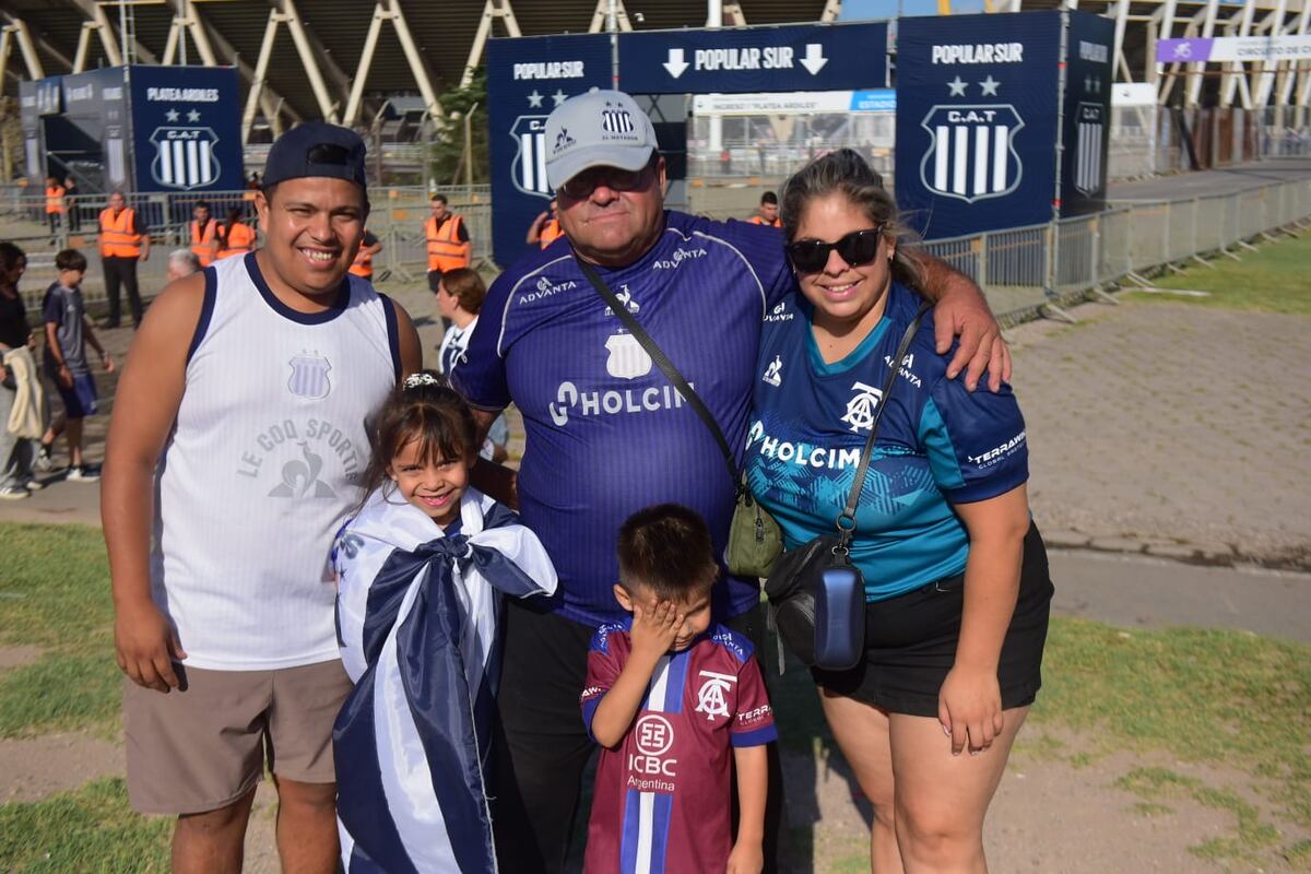 Talleres y sus hinchas en la previa del partido ante Gimnasia de Mendoza, por la fecha 5 del Torneo Apertura. (Nicolás Bravo / La Voz).