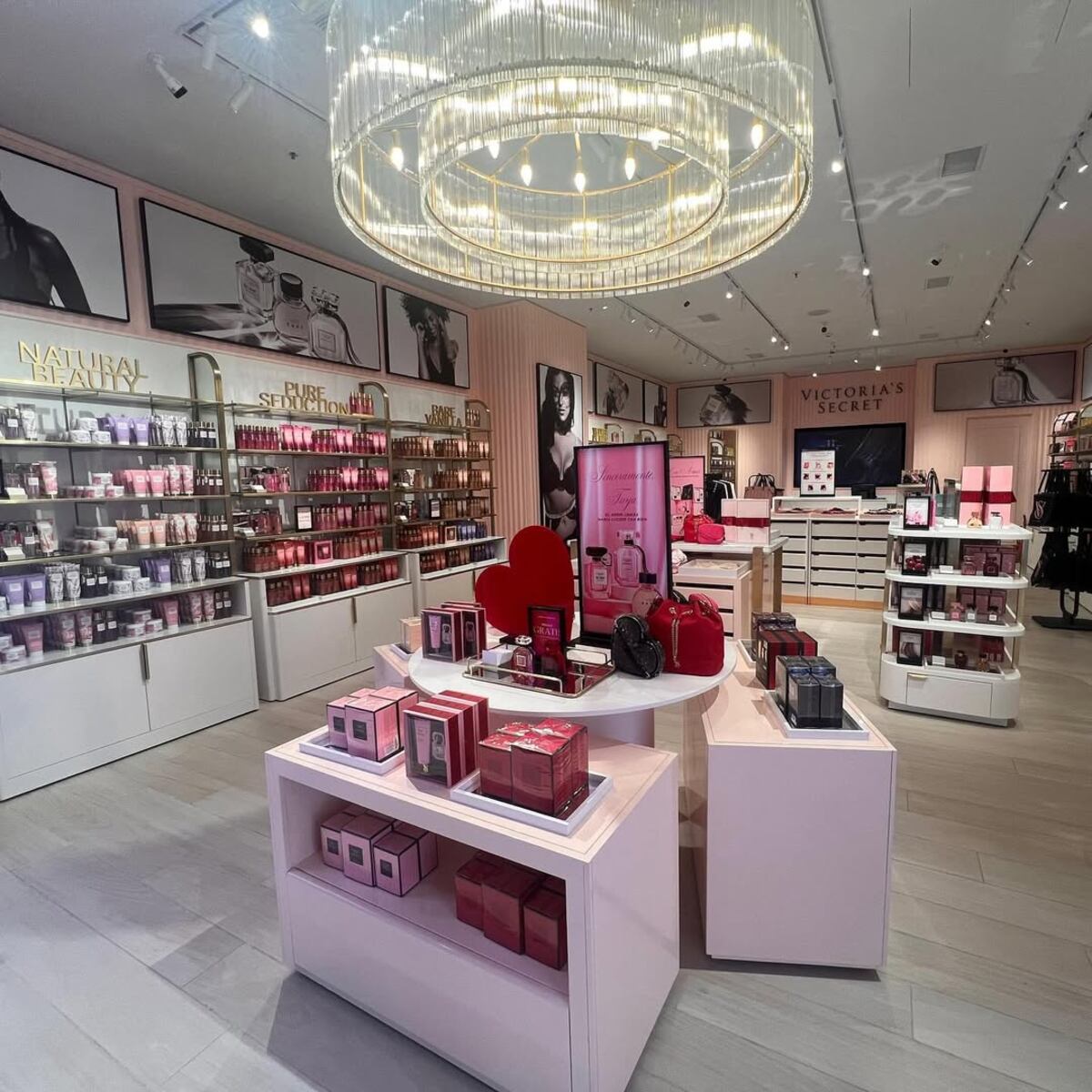 Ofrece carteras, lencería, perfumes y productos de belleza. (@victoriassecretargentina)