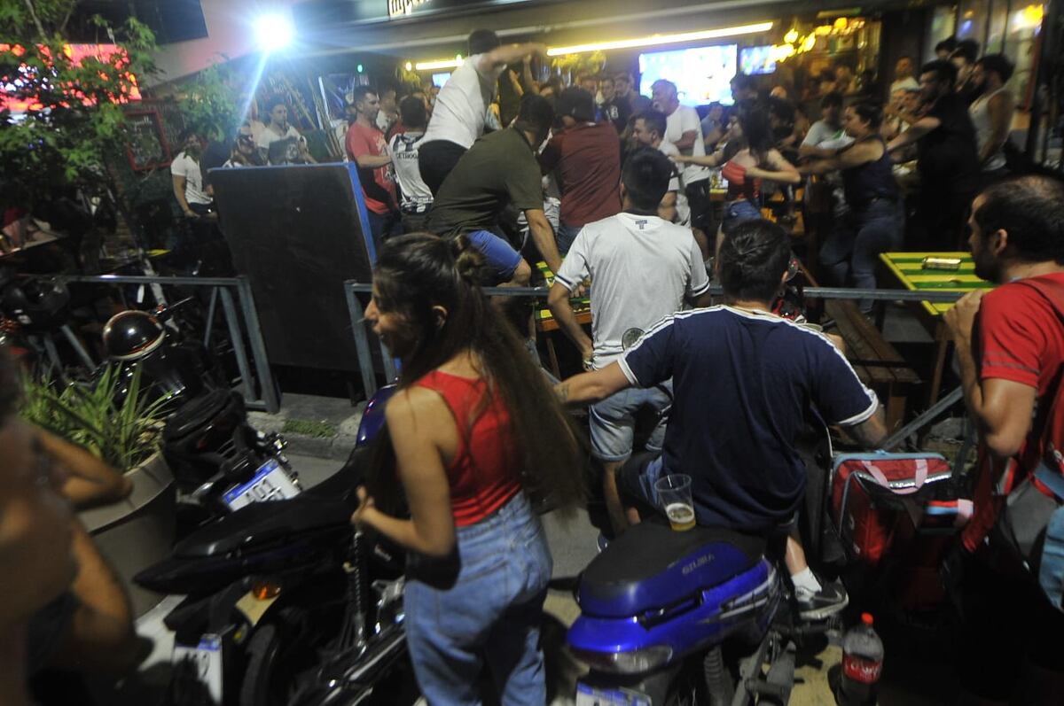 Disturbios y peleas en Nueva Córdoba entre los hinchas de Talleres durante el partido contra Boca. (Javier Ferreyra)