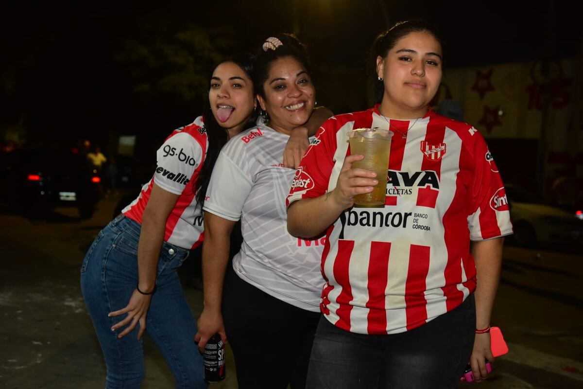 Hinchas de Instituto en la previa del partido con Central Córdoba por el Torneo Apertura. (Jorge Peñalba / La Voz)