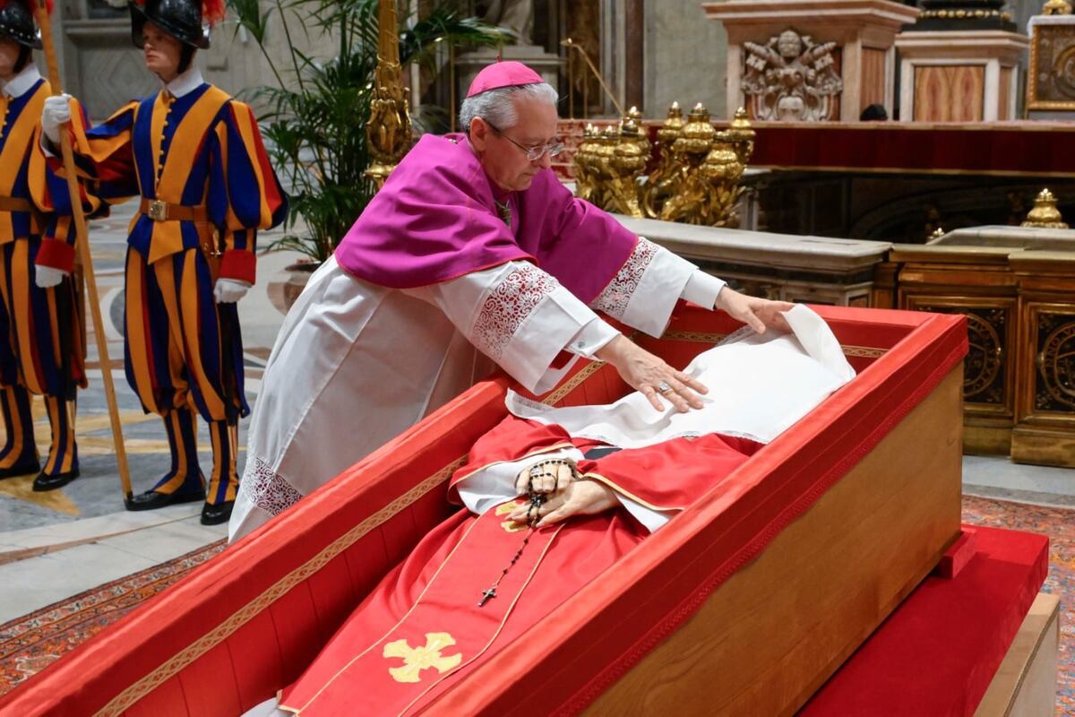Vaticano. Cerraron el ataúd del papa Francisco y más de 250.000 personas lo despidieron. (@news_vaticano)