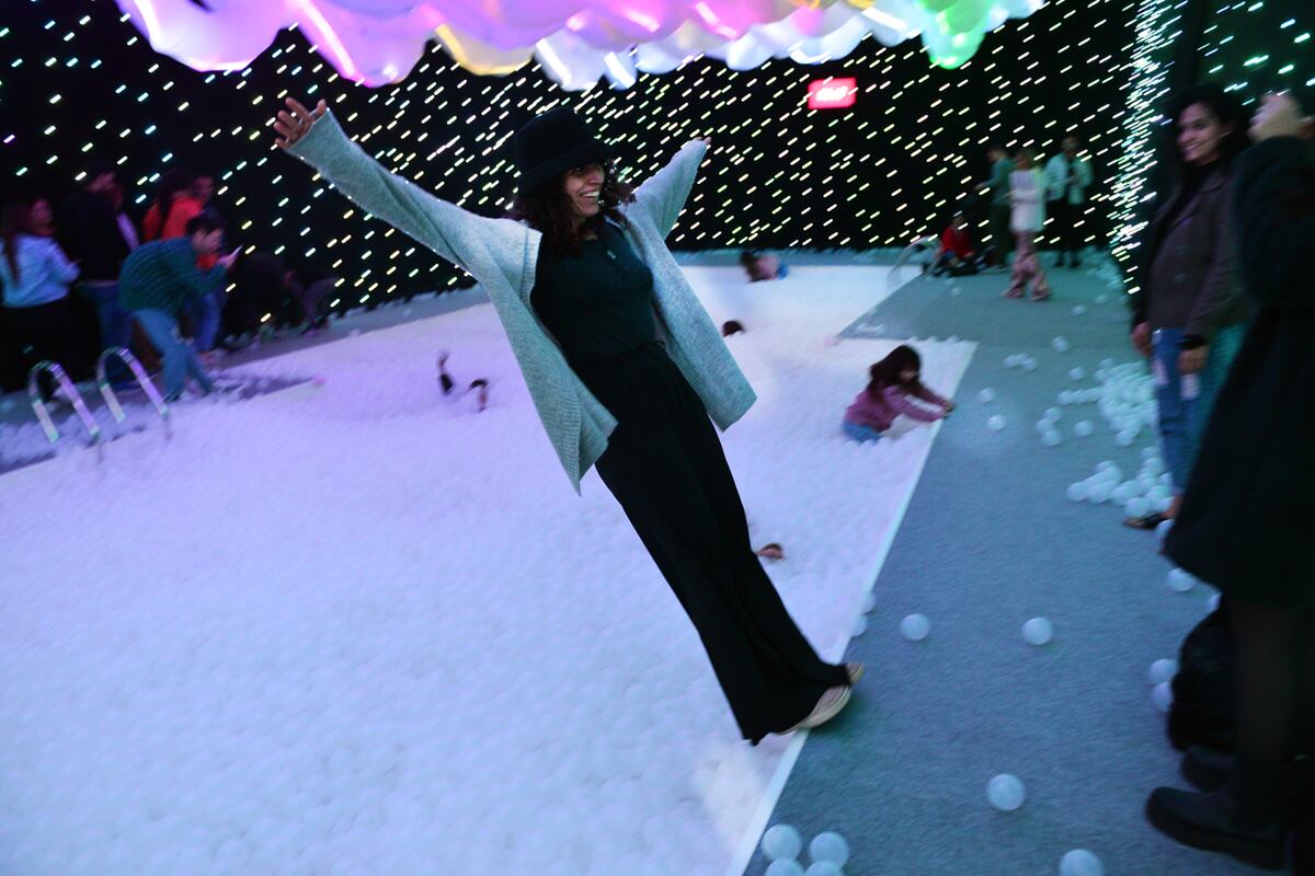 Blow up es un recorrido interactivo para la familia con la magia de las luces , los colores y las sensaciones del cuerpo. Foto Javier Ferreyra