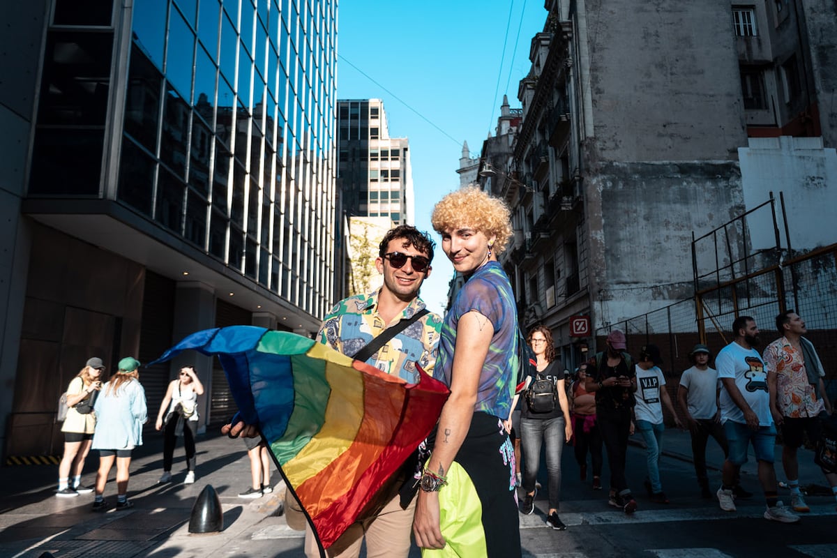 Miles de personas cubrieron la Plaza de Mayo con los colores del arcoíris para celebrar la 31 Marcha del Orgullo, que con música, cotillón y alegría celebró la diversidad y reclamó por la sanción de leyes que garanticen los derechos de las personas trans. (Télam)