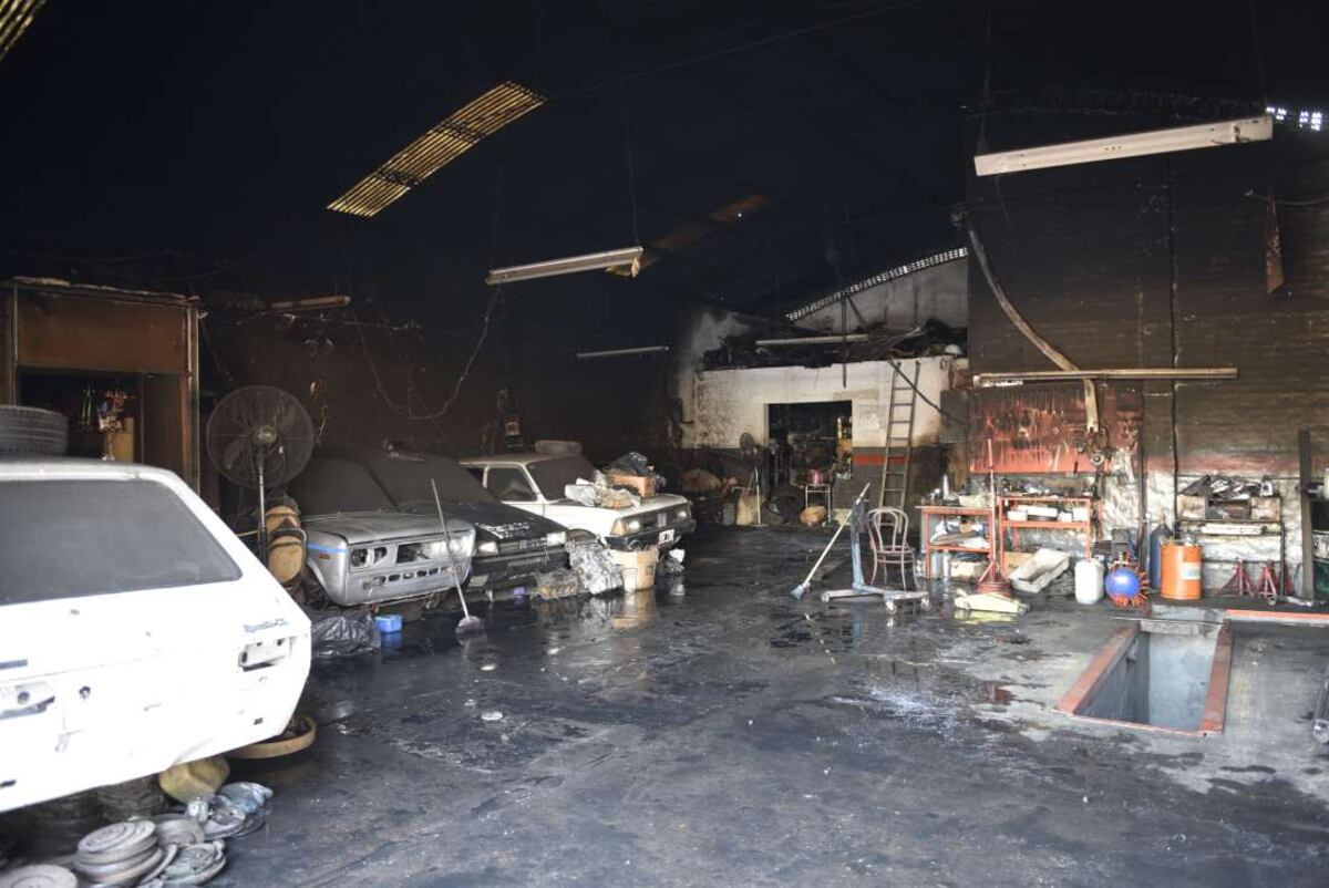 Incendio en un taller de Villa Azalais (Ramiro Pereyra/La Voz).