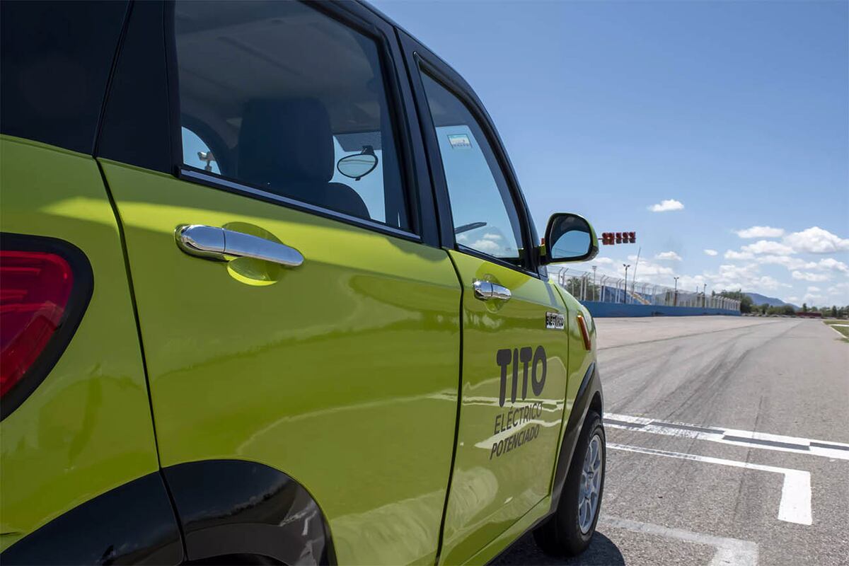 Utiliza un motor eléctrico asincrónico de 7,5 kW (10 CV) de potencia nominal y alcanza velocidad máxima de 95 km/h