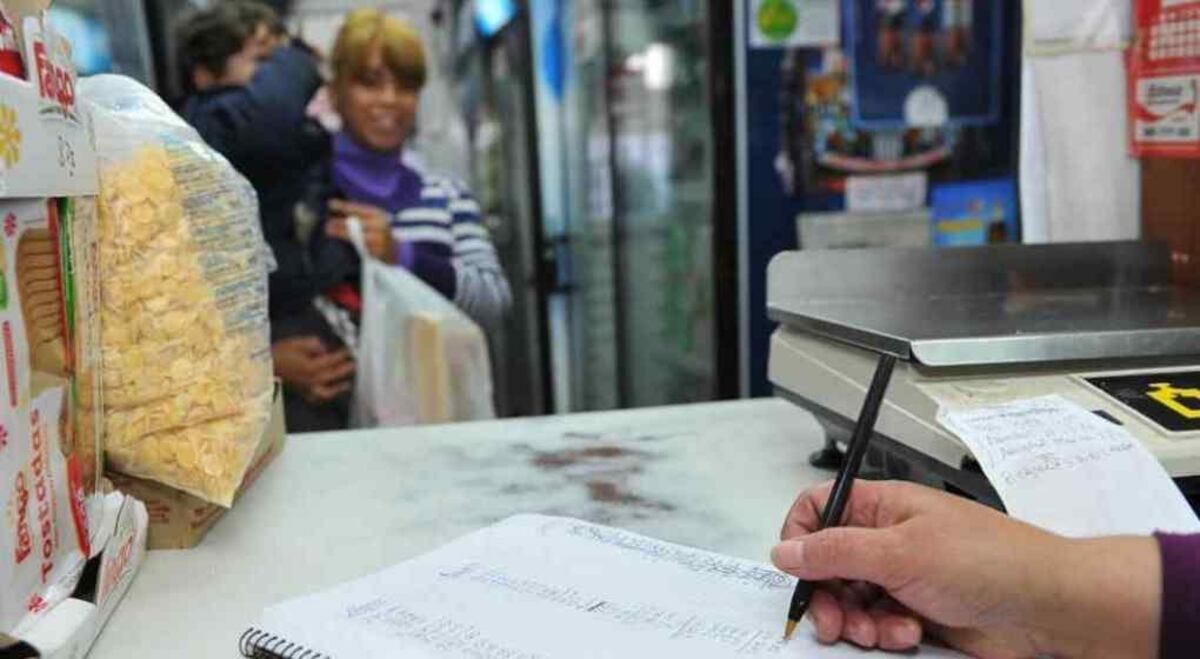 El fiado crece en los almacenes, y también aumenta la morosidad. (La Voz / Archivo)
