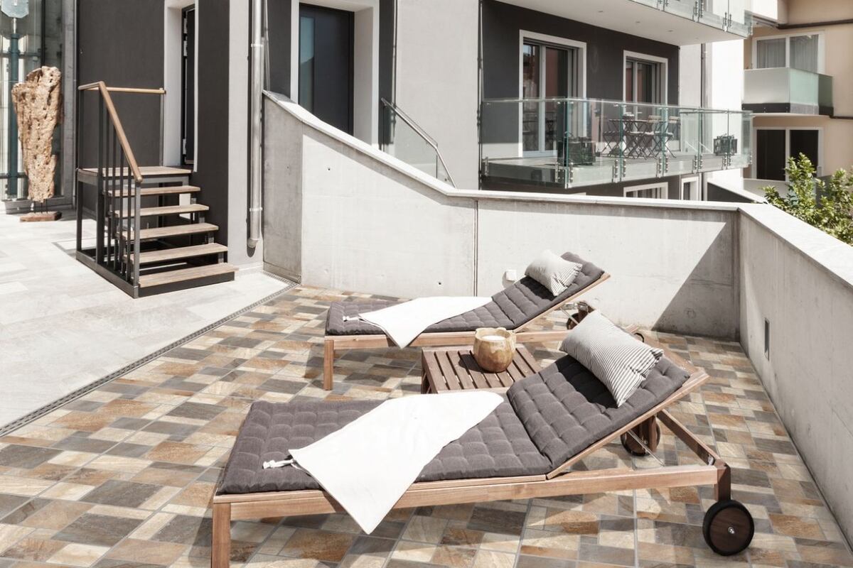 El encanto, la rugosidad y su capacidad antideslizante hacen que estos cerámicos sean ideales para  ser utilizados en el balcón, la terraza o el patio. Foto: Cerro Negro Sahara Tricolor.