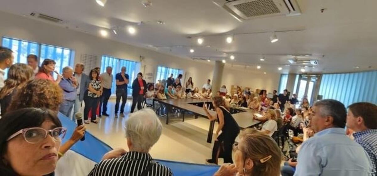 Presentación. En febrero pasado, un grupo de jubiladas provinciales presentaron más de 36 mil avales para modificar la ley de jubilaciones de Córdoba. Fue rechazada por falta de certificación de las firmas.
