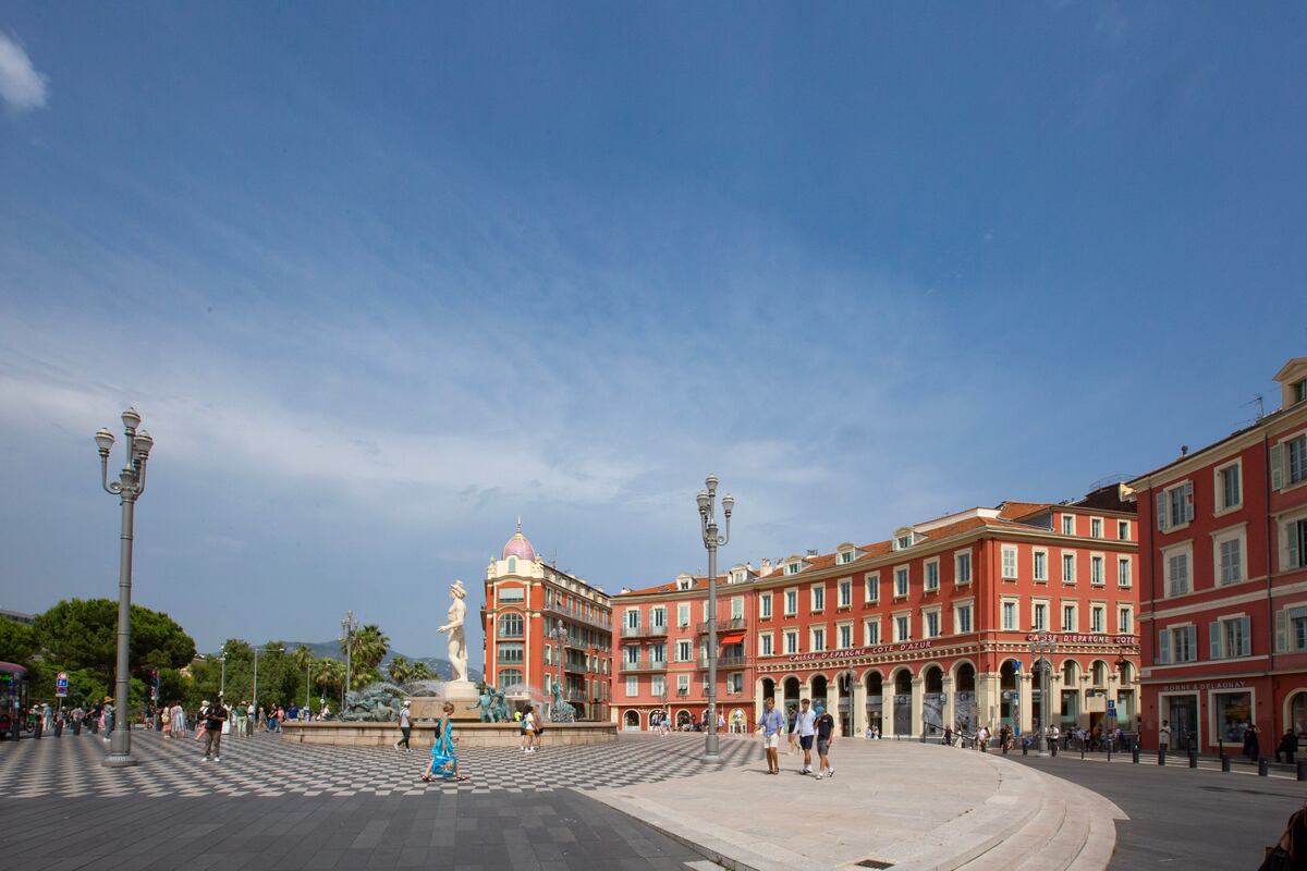 La plaza Masséna es uno de los puntos de encuentro en Niza. Está en la intersección de la Prom, la Vieux-Nice y la avenida Jean Médecin.