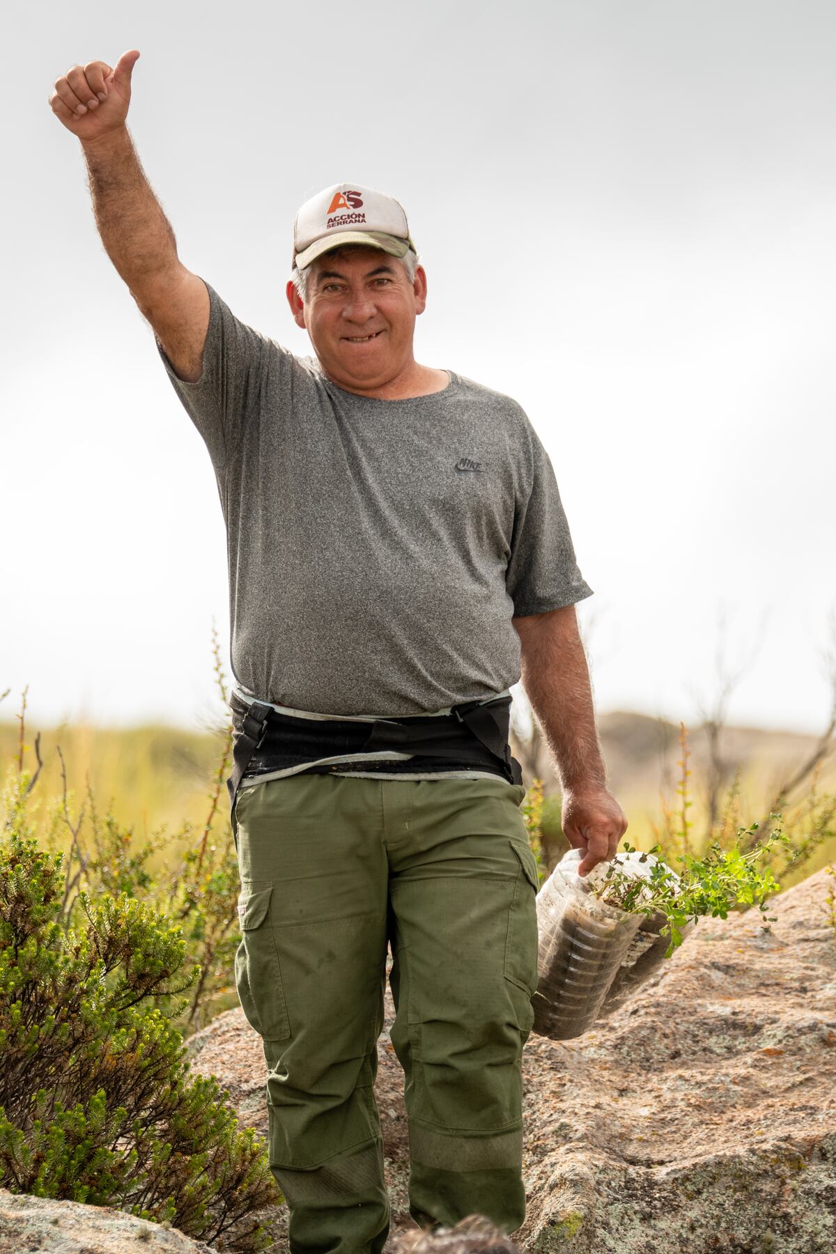 Walter González, referente de Acción Serrana en el nacimiento del río Mina Clavero. Además es guardaparque de la Reserva Hídrica Provincial Pampa de Achala.