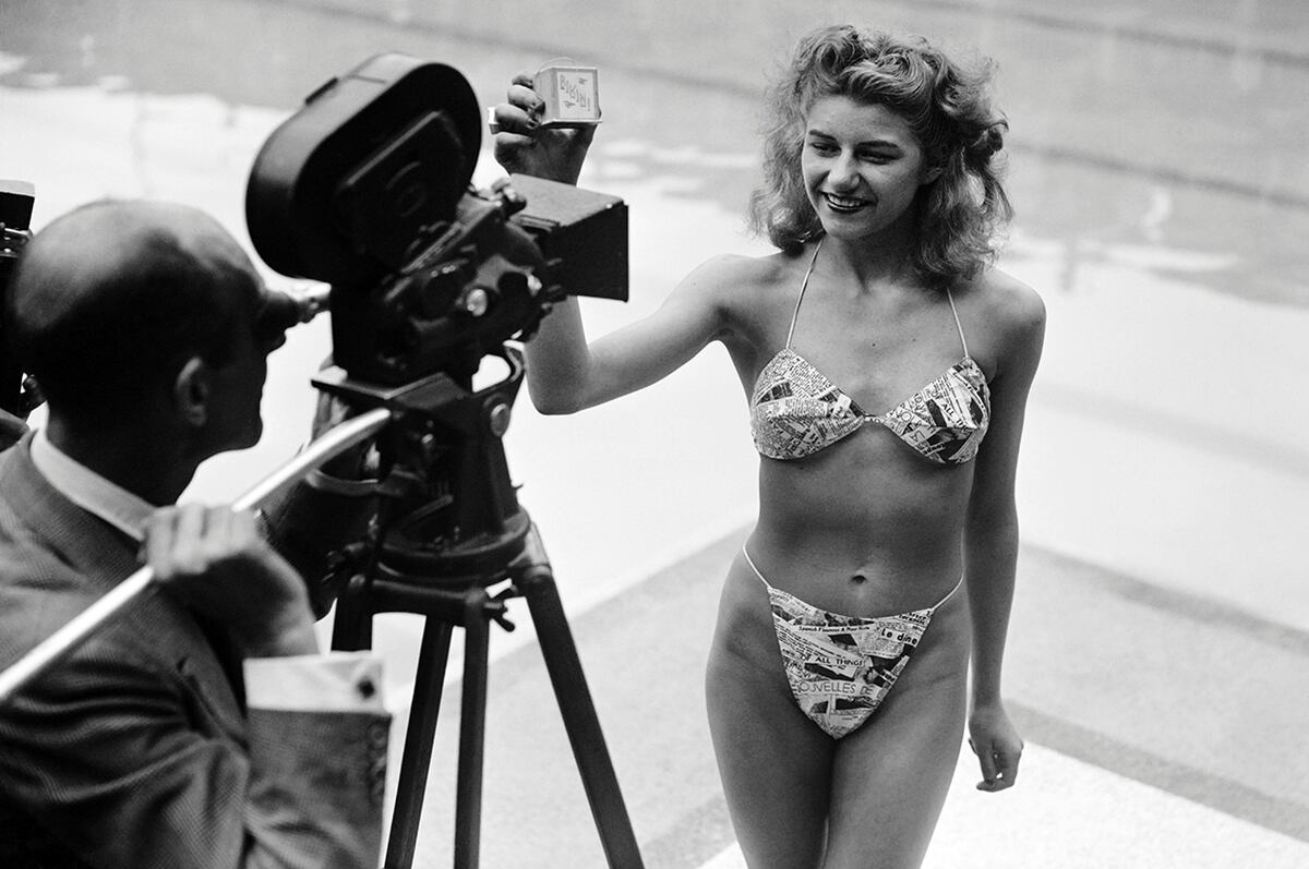 5 de julio de 1946. Micheline Bernardini, de 19 años, posó con la bikini ante la ausencia de modelos que se atrevieran a llevarla. (Getty Images)