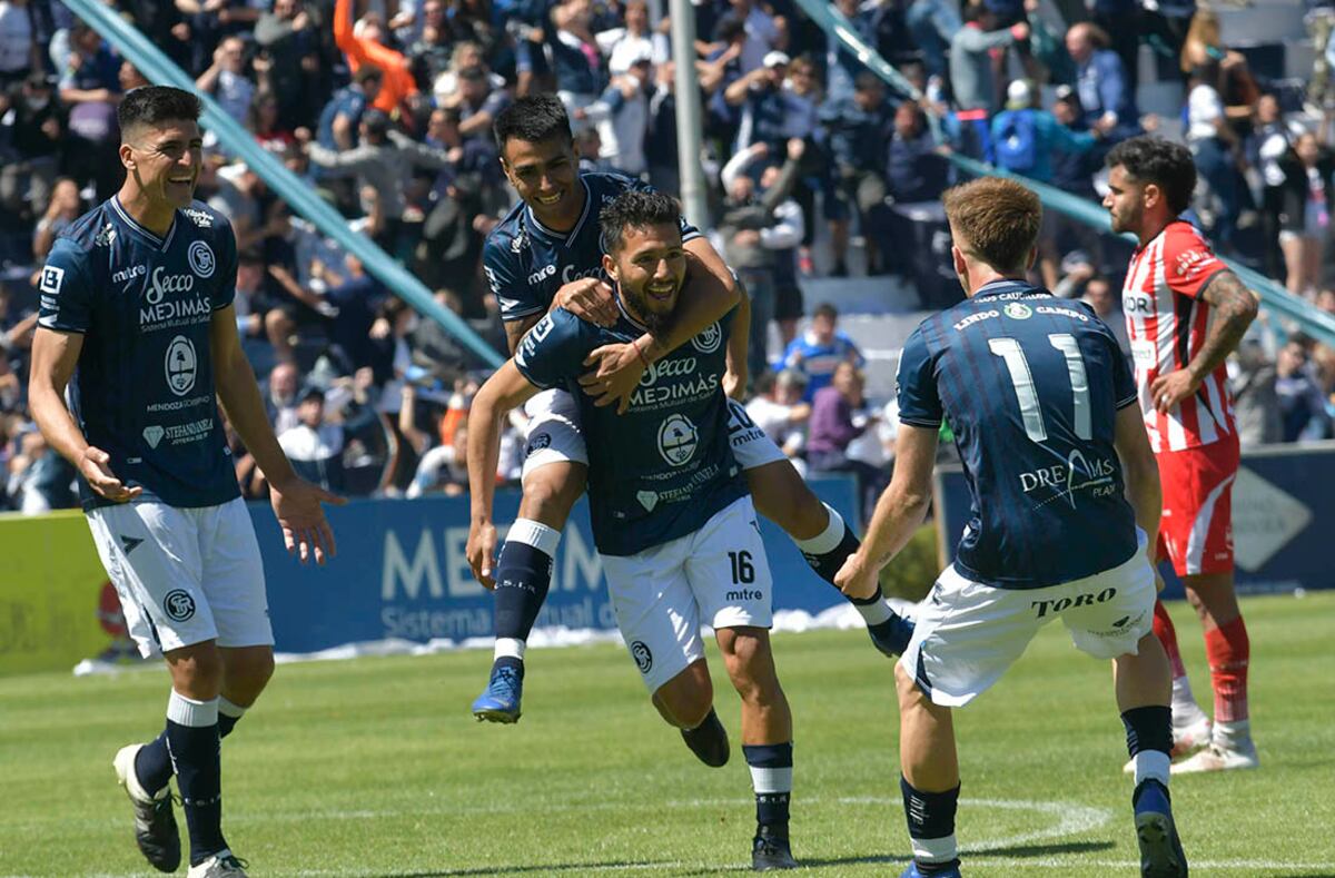 Con el regreso de sus hinchas al estadio Bautista Gargantini, Independiente Rivadavia le ganó 2 a 1 Instituto de Córdoba en un encuentro correspondiente a la fecha 28 de la Zona A del torneo de la Primera Nacional.
Joaquín Molina puso en ventaja a La Gloria en la primera parte y la Lepra lo dio vuelta con tantos de Enzo Martínez y Sebastián Navarro, ambos en el complemento.
Foto: Foto: Orlando Pelichotti