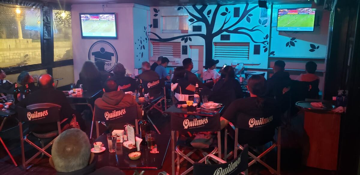 Hinchas disfrutando del Talleres-Flamengo en los bares de Córdoba. (Javier Ferreyra/La Voz)