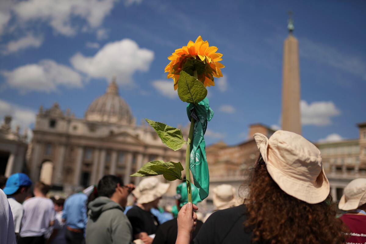 Miles de jóvenes dijeron presente en la misa por la muerte del papa Francisco, celebrada por uno de los candidatos a sucederlo. (AP)