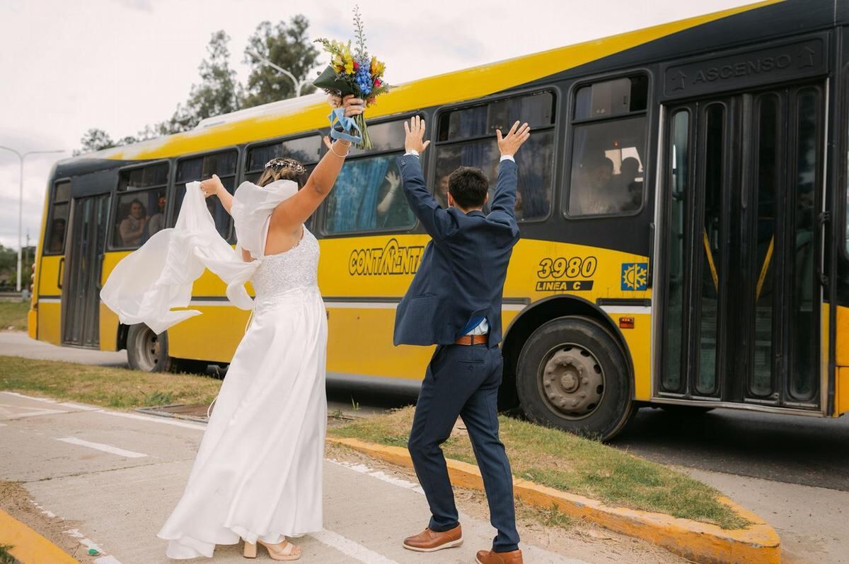 Se casaron y fueron en colectivo a su boda.