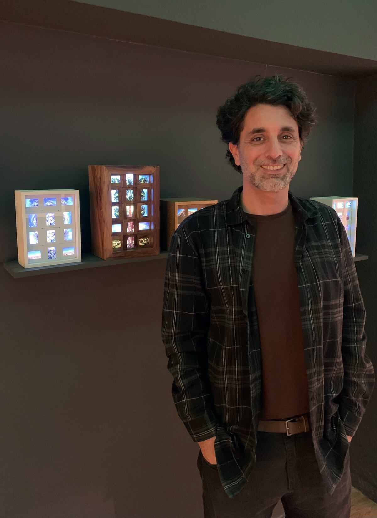 Santiago Chipont con sus creaciones únicas que cuestionan nuestra percepción de las formas de la naturaleza y recrean la magia del revelado fotográfico.