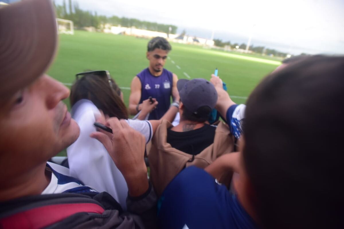 Talleres: el entrenamiento abierto reforzó el vínculo entre el plantel y su gente, en una tarde marcada por el viento y el aliento constante. (Javier Ferreyra / La Voz)