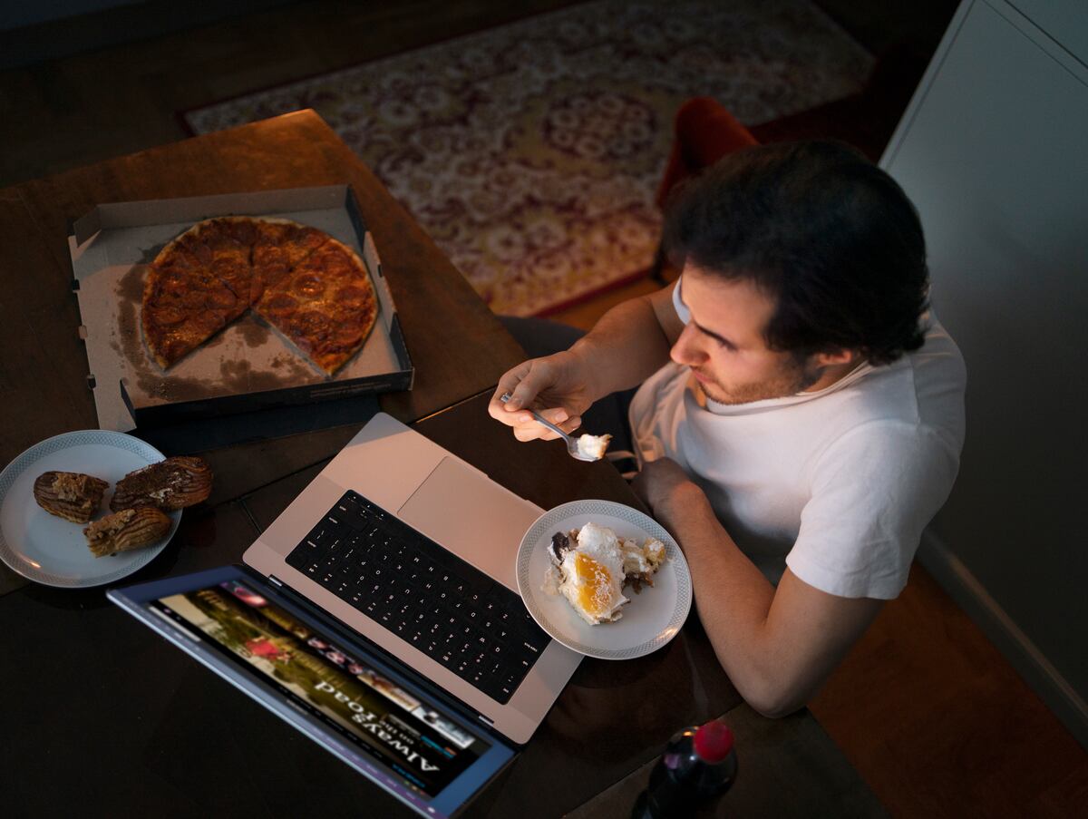 Por qué comer mirando el celular o la tele puede hacer que nunca te sientas satisfecho