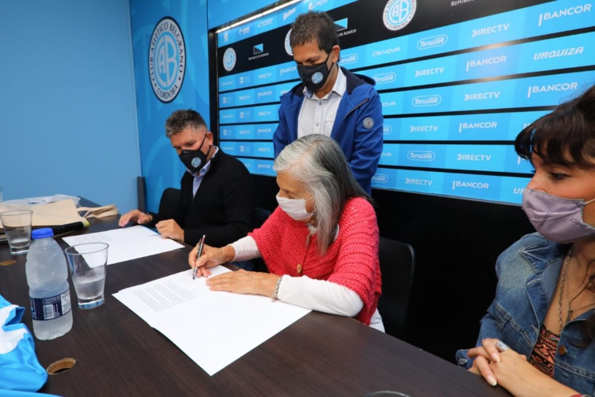 En el Estadio Julio César Villagra participación de la firma del convenio Sonia Torres, titular de Abuelas Córdoba, y el presidente de Belgrano, Luis Fabián Artime. (Foto: Club Atlético Belgrano)