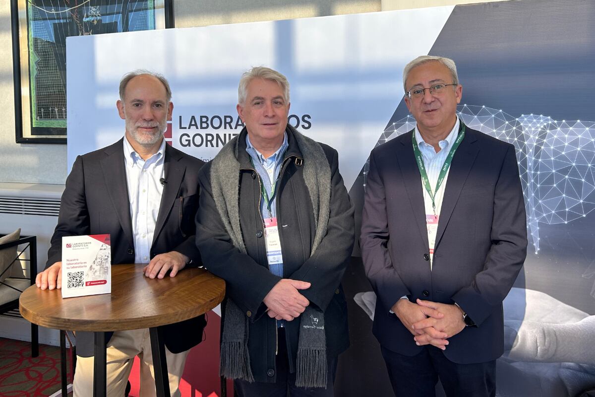 El Dr. Marco Arrese, hepatólogo de la Universidad Católica de Chile junto al Dr. Pablo Gornitz, titular de Laboratorios Gornitz y el Dr. Rogelio Traverso, jefe de cirugía del Sanatorio Allende Cerro y de transplante renopancreas en la presentación del Test ELF.