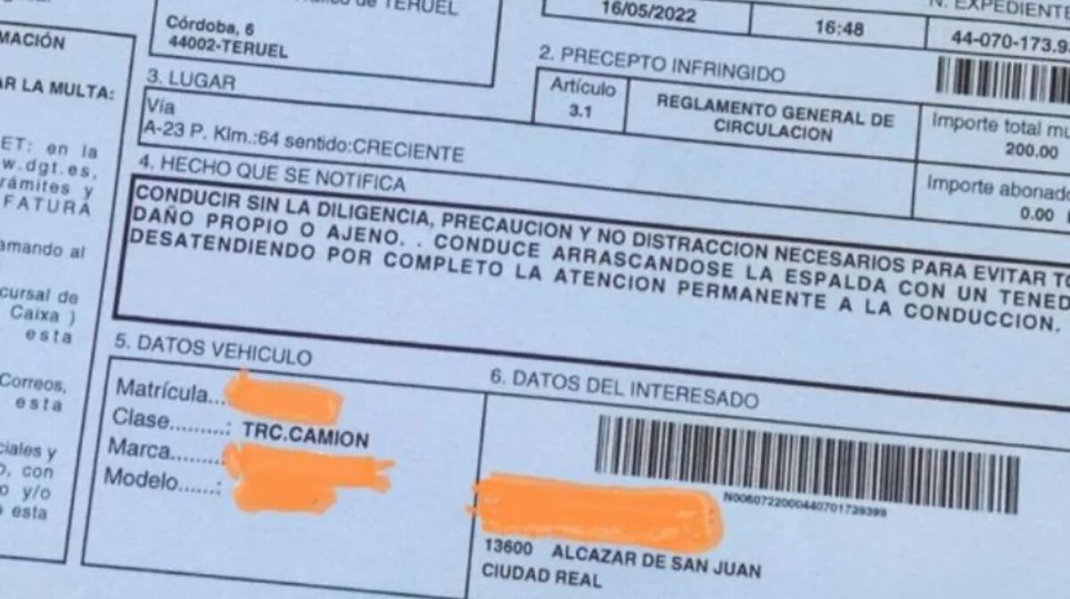 Lo multaron por rascarse la espalda con un tenedor